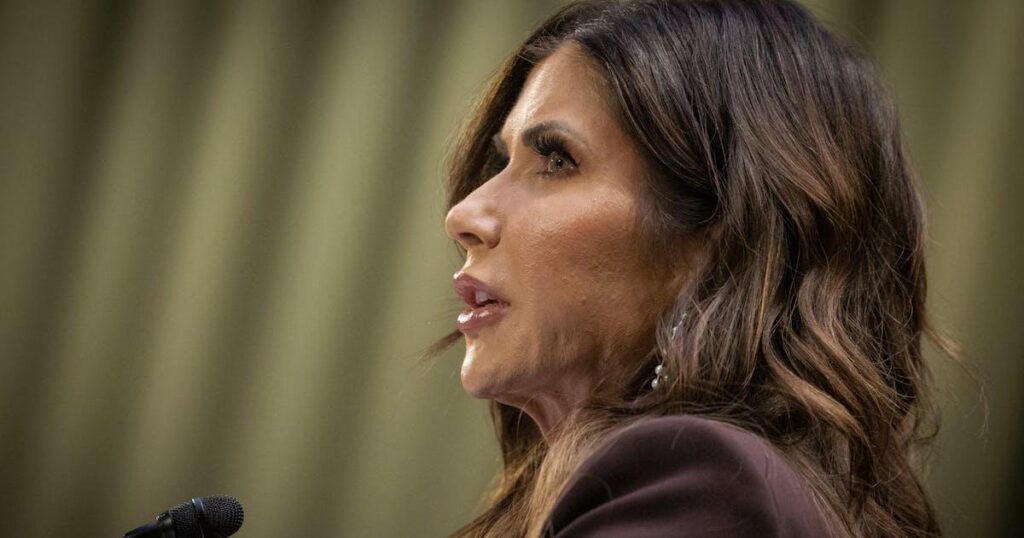 クリスティ・ノエム、トランプ大統領が彼女を解雇したという手がかりゼロでイベントを主催