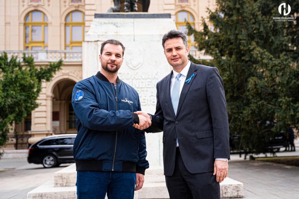 ティボル・カプはホードメズーヴァーシャールヘイのギガ・チャドを訪問