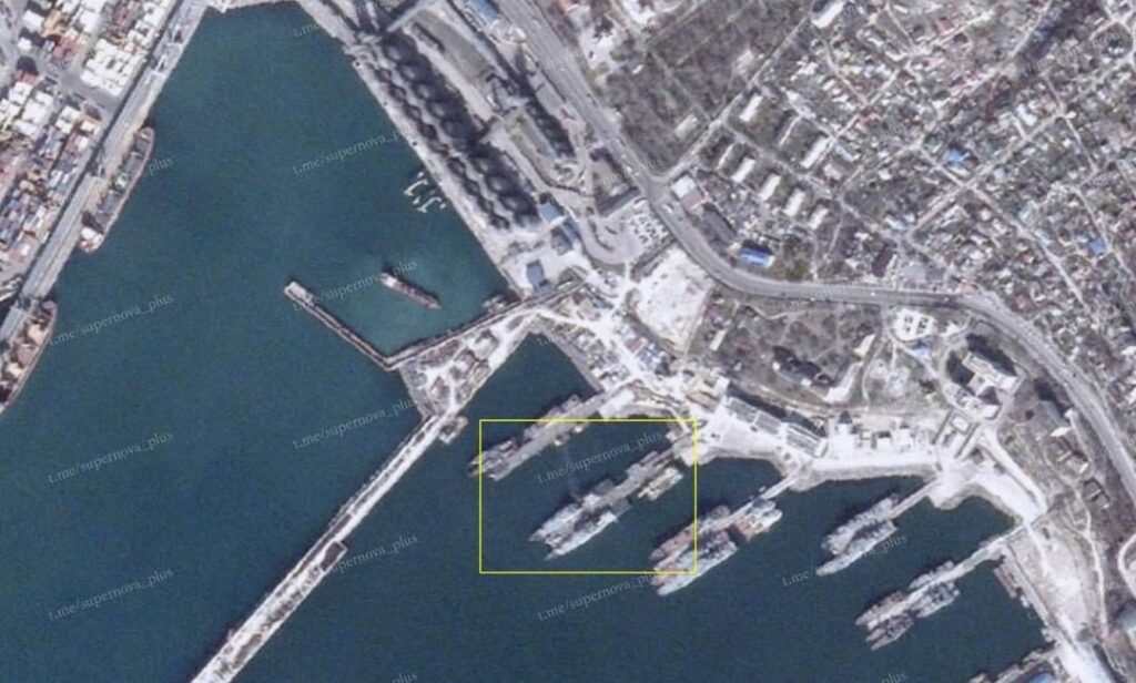 ノヴォロシースク上空の衛星画像には、ウクライナによる一晩の攻撃後、ロシア海軍艦艇から煙が上がっているのが写っている - 2026年3月