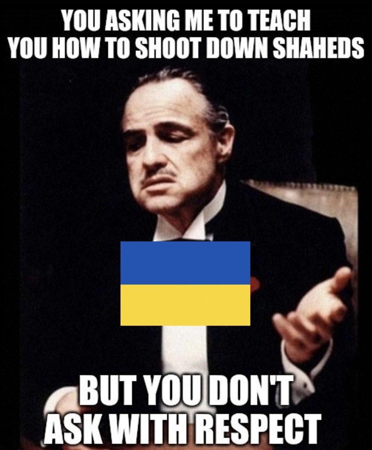 そして、あなたは金色のトライデントが付いたカーキ色のパーカーを着ているわけではありません