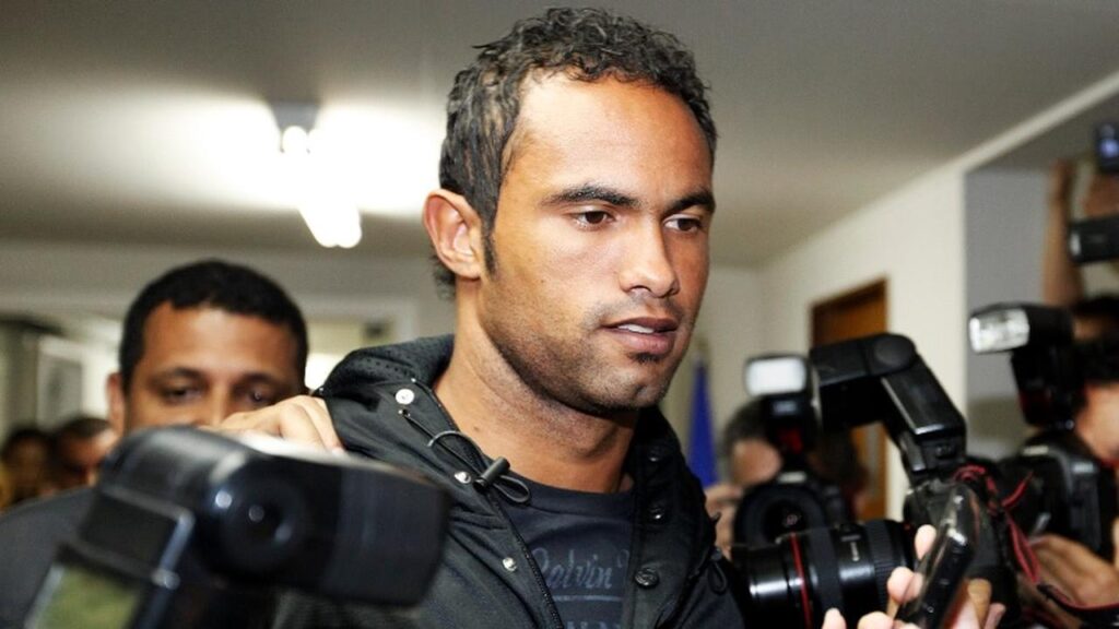 愛人殺害で懲役22年のブラジル元スター選手、仮釈放中に試合出場…無許可の3000キロ移動で仮釈放取り消し - Qoly-Sports＆the Style