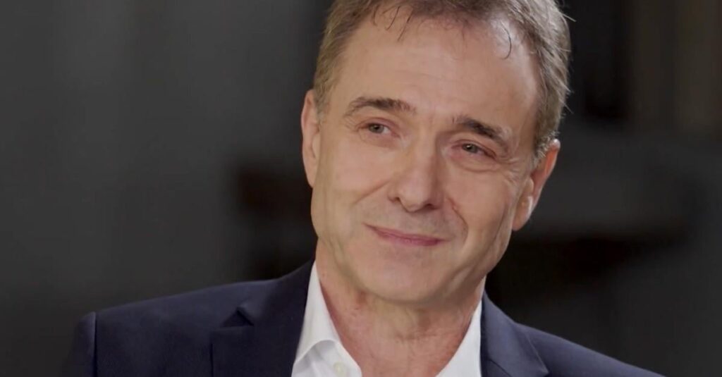 グイド・フルーリがマーク・ザッカーバーグとイーロン・マスクと対戦。同氏は「インターネット・イニシアチブ」を通じて、テクノロジー大手に児童虐待、詐欺、偽情報などの違法コンテンツに対する措置を講じるよう強制したいと考えている。