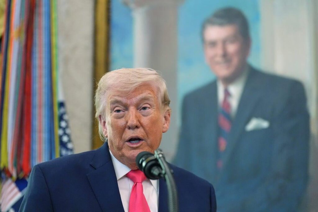 ホルムズ海峡関連の賞品をイランから贈られたと主張するトランプ氏にホワイトハウス職員ら「当惑」「トランプ氏はこの贈り物についていつになく口を閉ざし、『非常に大きな贈り物で、莫大な金額の価値がある』としか説明しなかった」