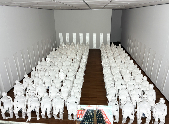 高嶺格《脱皮的彫刻―鳥取編》2026年　石膏、麻布、パイプ椅子、反射ビーズ、写真