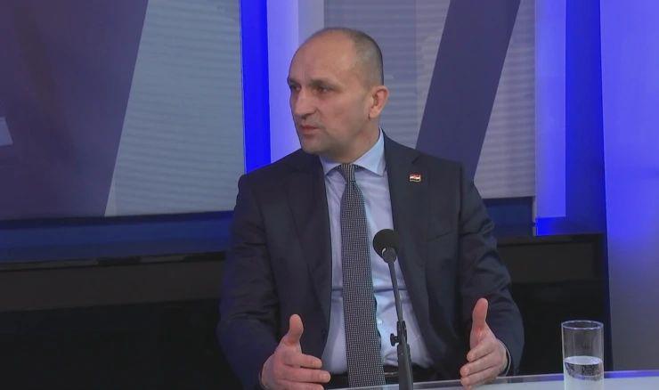 アヌシッチは、2025年末までの中距離防空システムの契約に署名したと発表した。