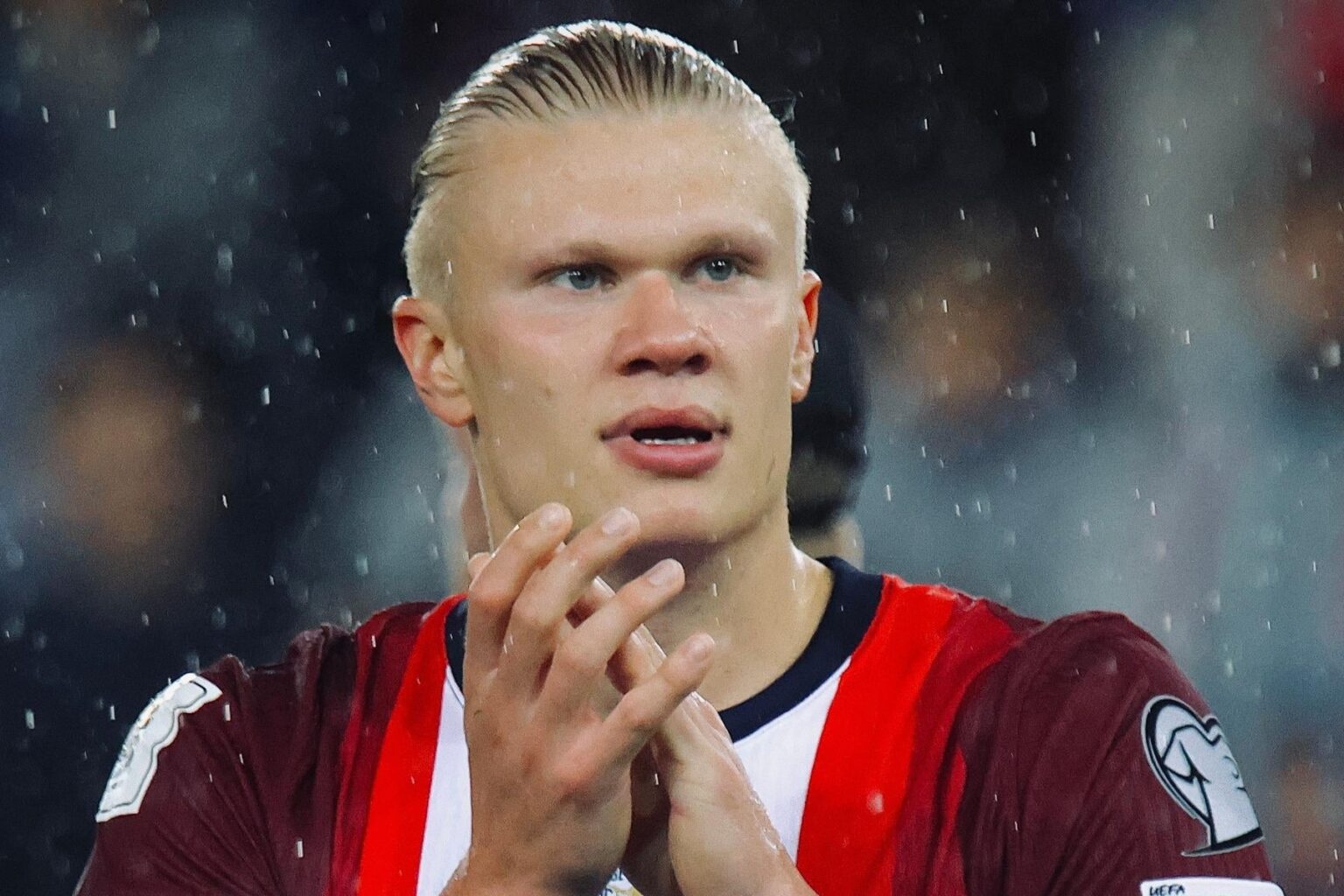 サッカーとヴァイキングの歴史の珍しいつながり: サッカーのスター、アーリング・ハーランドが、ヘイムスクリングラ物語の希少本をノルウェーの故郷の図書館に寄贈。