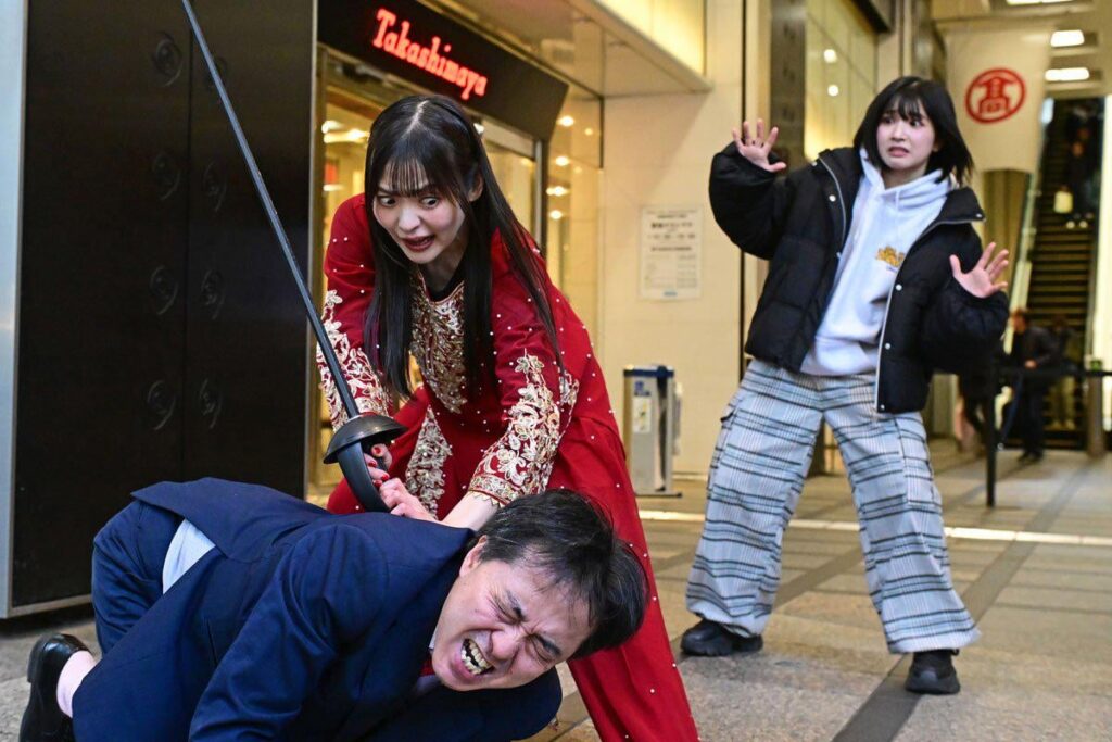 【東京女子】上坂すみれが狂虎と化して新宿高島屋前で甲田代表を襲撃 両国大会に参戦要求し「ハタリハタマタ…」