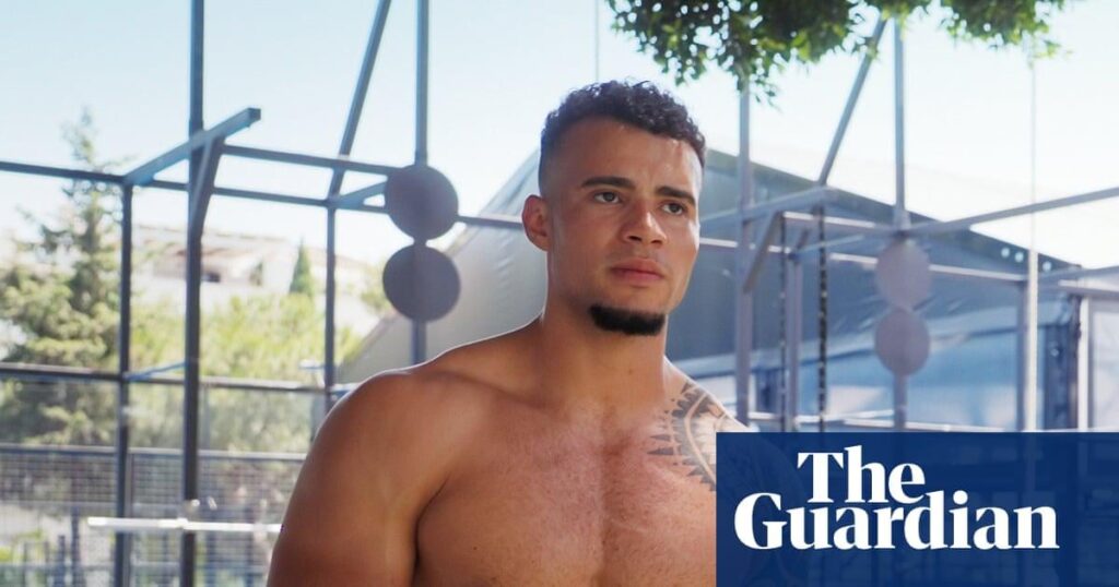 男性と少年をマノスフィア影響力者から守ると労働党議員がOfcomに語るインターネットの安全性