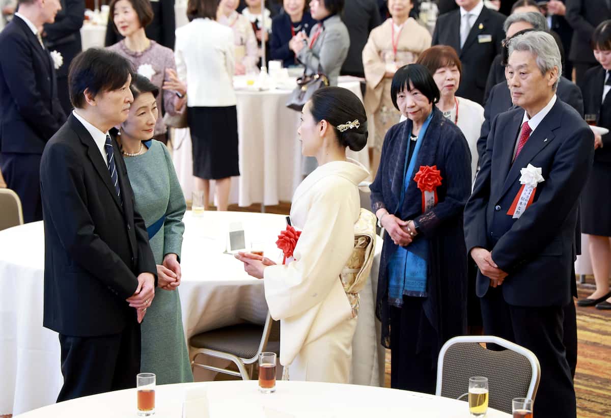 赤ひげ大賞のレセプションで、受賞者らと懇談される秋篠宮ご夫妻＝5日、東京都港区（鴨志田拓海撮影）