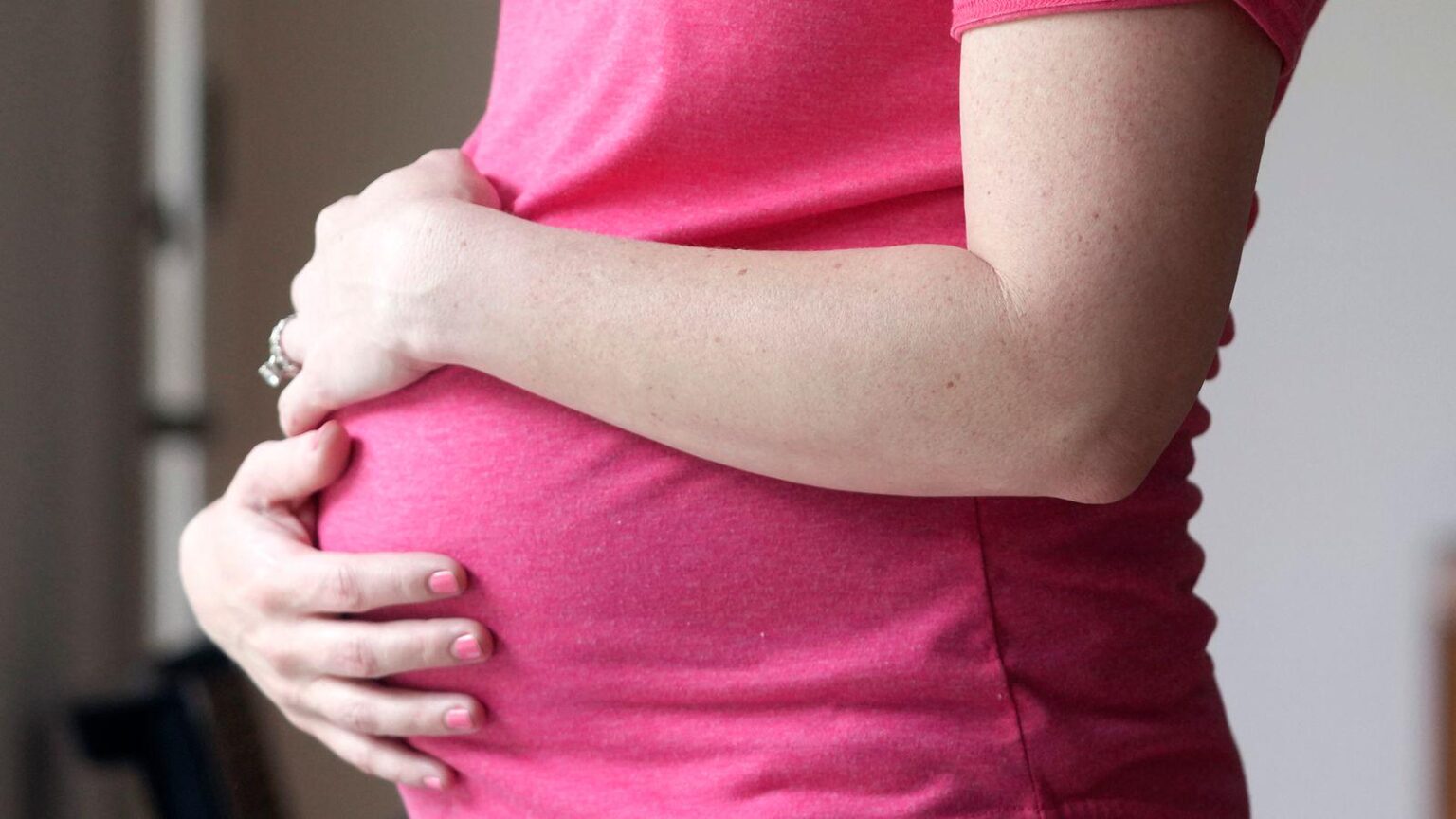 スカイニュース：一卵性双生児と性行為をした女性、赤ちゃんの父親を特定するのは「不可能」と語る