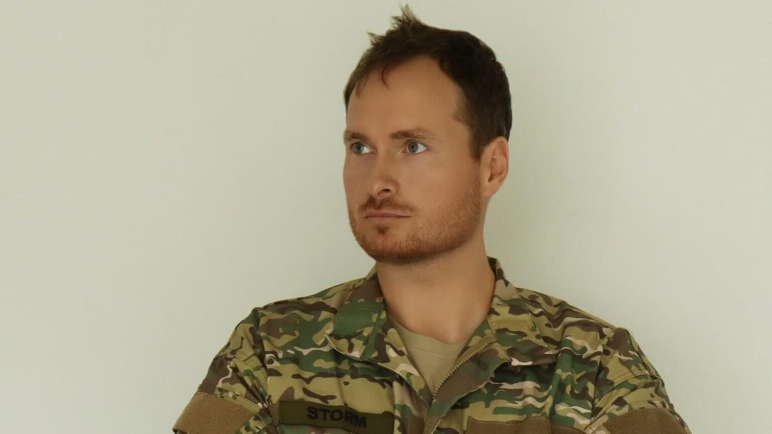 「制服ジャケット」の選挙ポスターは「スタイルが悪い」と元軍曹が語る