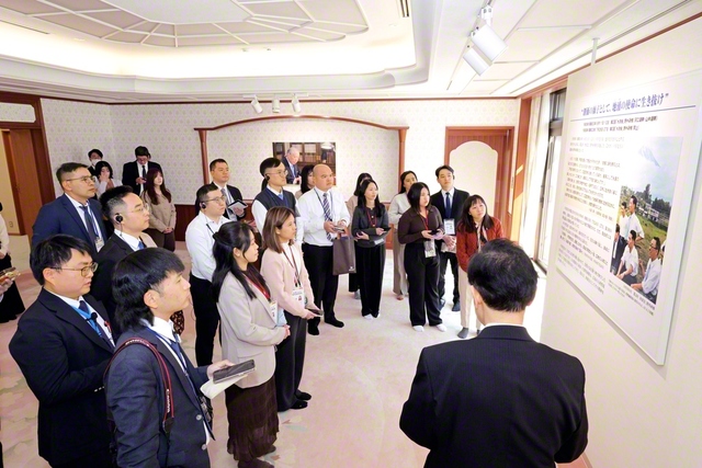 山梨教学研修センターで展示の説明に熱心に耳を傾ける台湾の友。メモを取りながら、一つ一つの展示を丹念に見学した