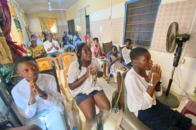 スニャニ地域本部の大会。未来部メンバーが勤行の導師を務めた（同）