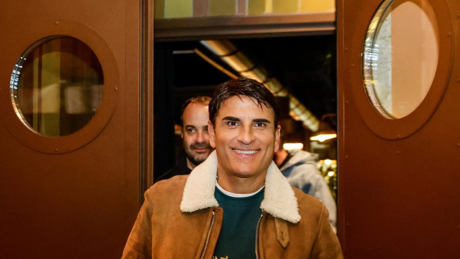 メローニ、サル・ダ・ヴィンチに協力を求める：「イエスへの贈り物の歌」