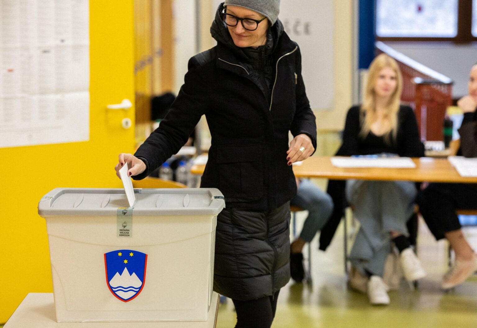 スロベニア：イスラエル企業の選挙関与スキャンダルの濃い影