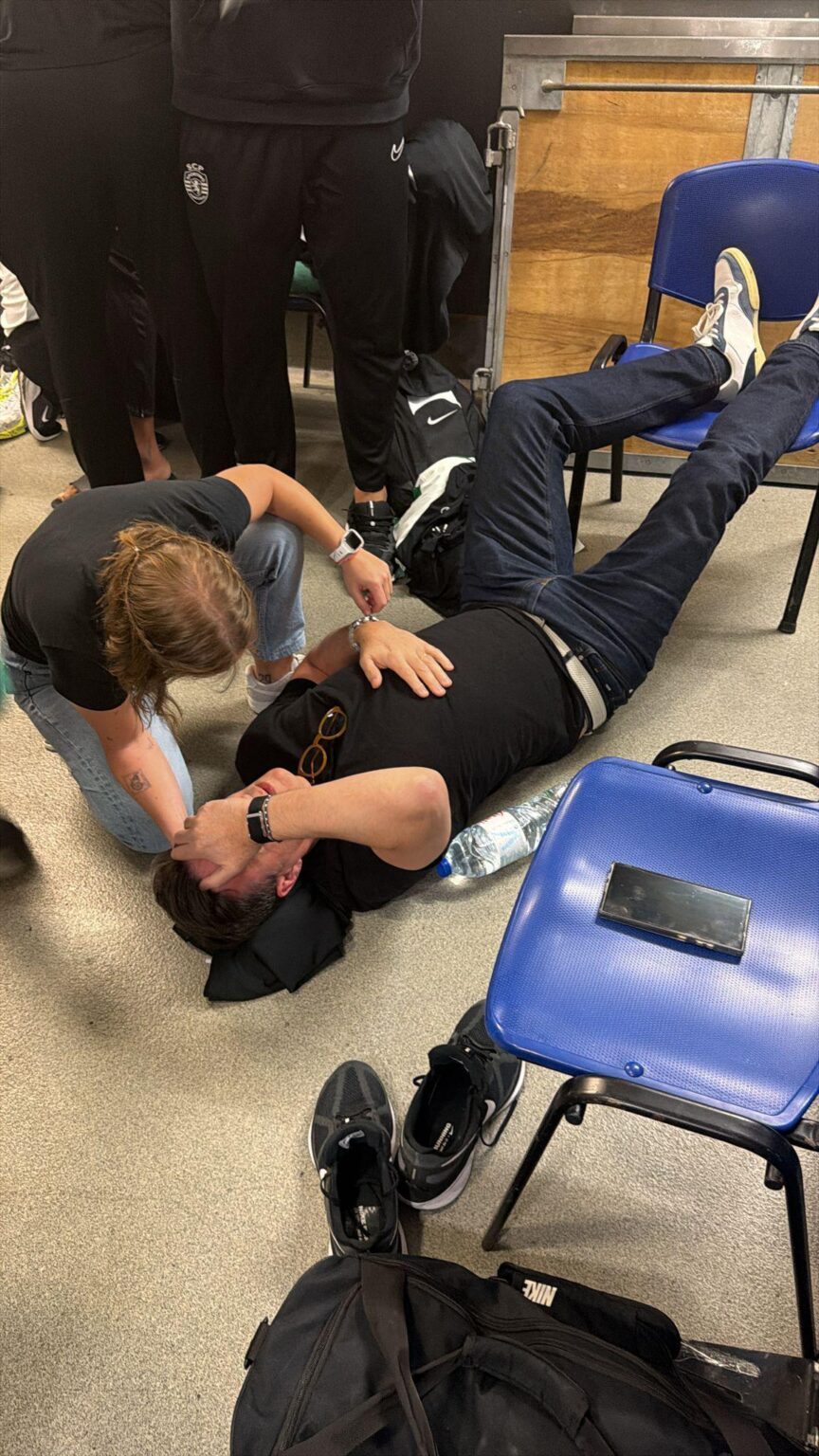 ドラゴンアリーナのロッカールームで「強烈な臭い」が発生し、ハンドボール選手とコーチが支援