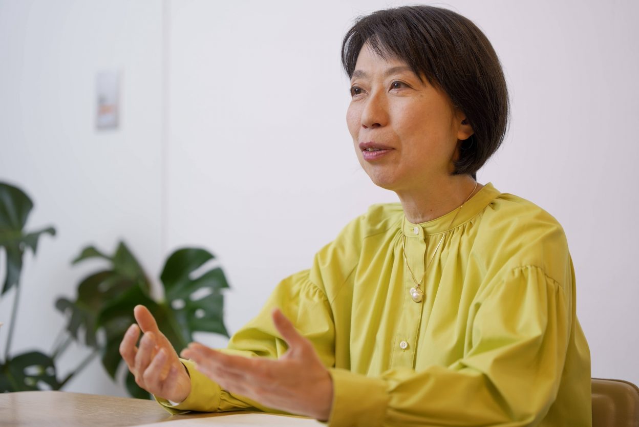 インタビューに答えるカナダ観光局の半藤将代