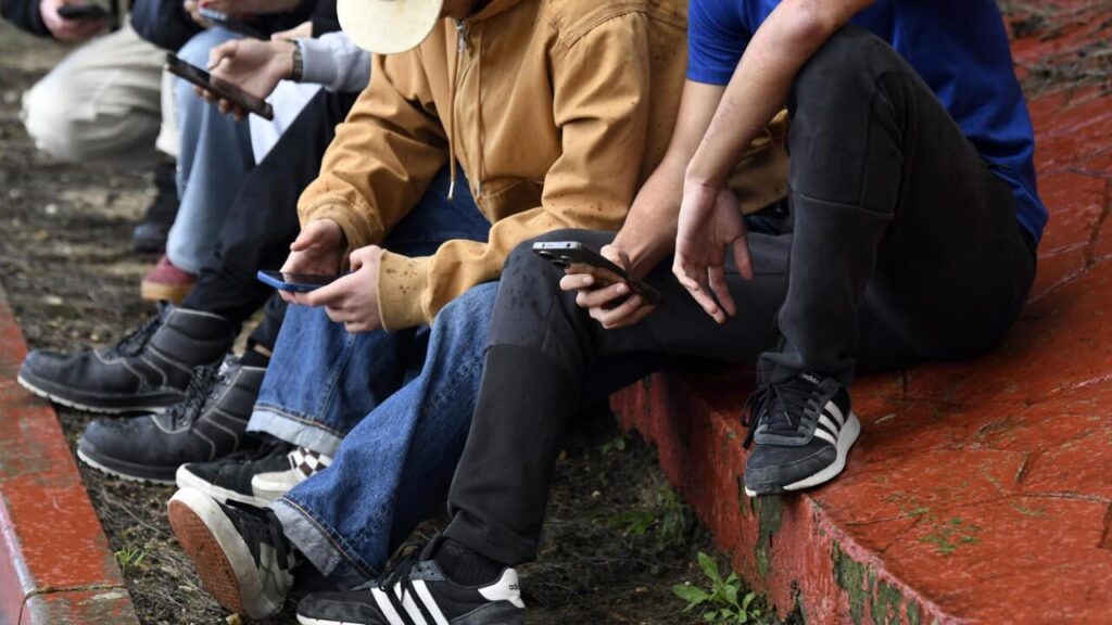 世界幸福度報告書 2026 によると、今日の十代の若者はソーシャル ネットワークのせいで 15 年前より幸福度が下がっている