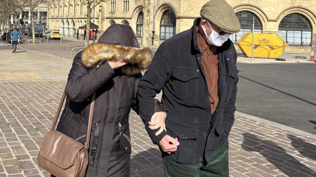 ヨークシャーの公園で医療従事者に「ディンギーに戻って」と告げた年金受給者の夫婦、人種的加重暴行を認める