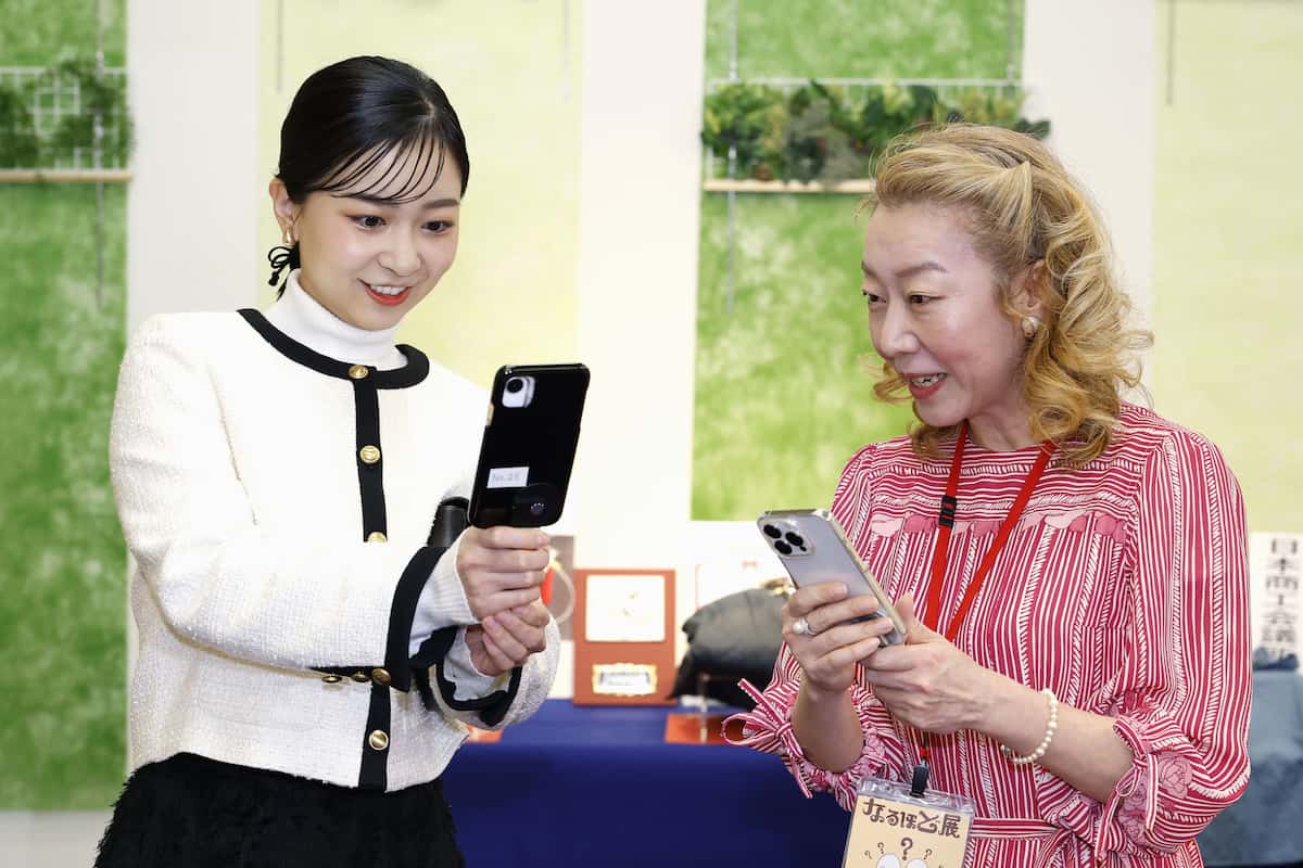 「第57回なるほど展」で作品を手に取られる秋篠宮ご夫妻の次女、佳子さま＝2日、東京都千代田区