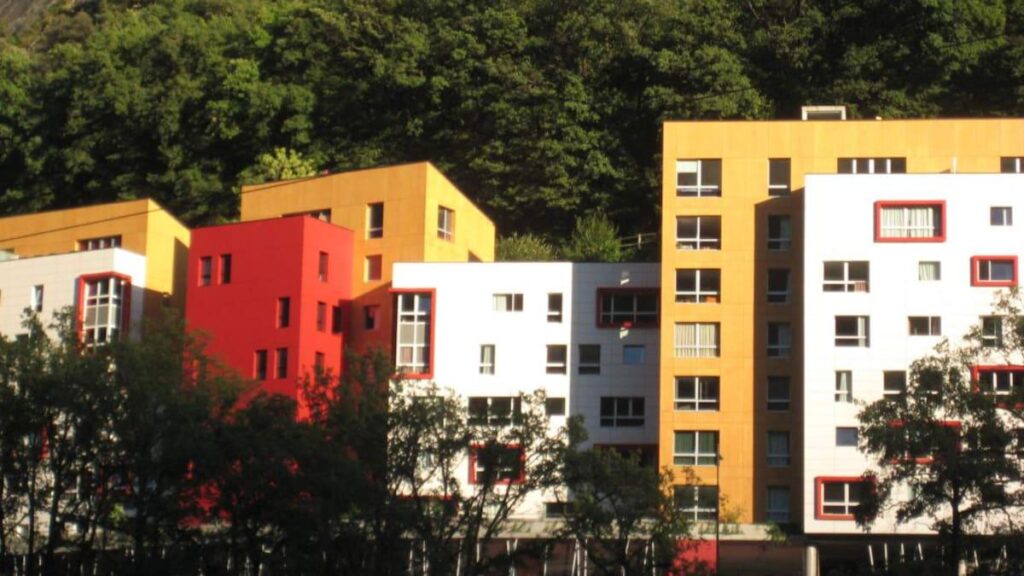 解放を求め、最低賃金を支払う若者は、優先的にジョビアル・アパートにアクセスできるようになります。