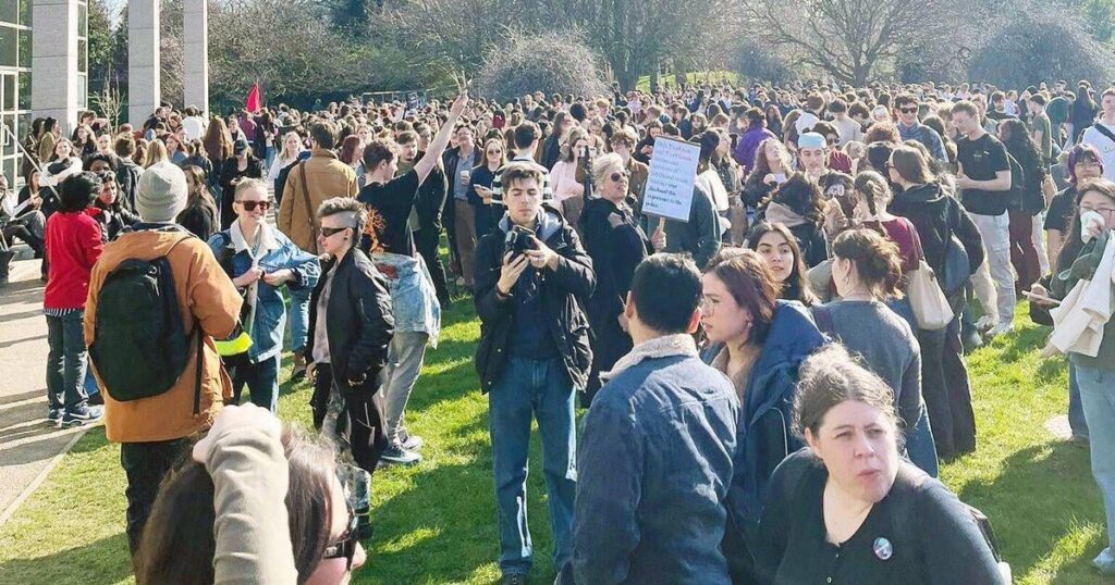 学生の「裸であざのある」画像が共有されたことを巡り、UCDで数千人が抗議