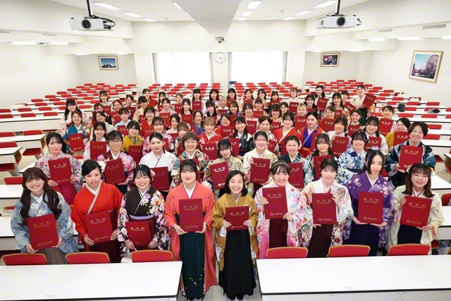 晴れの門出、おめでとう！――学び、成長の証しを残した創価女子短期大学の卒業生が満開の笑顔で（同大学で）