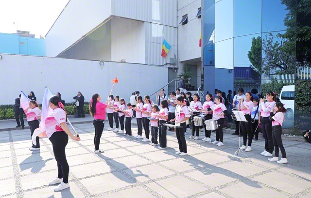 音楽隊・鼓笛隊の友が真心の演奏で参加者を歓迎