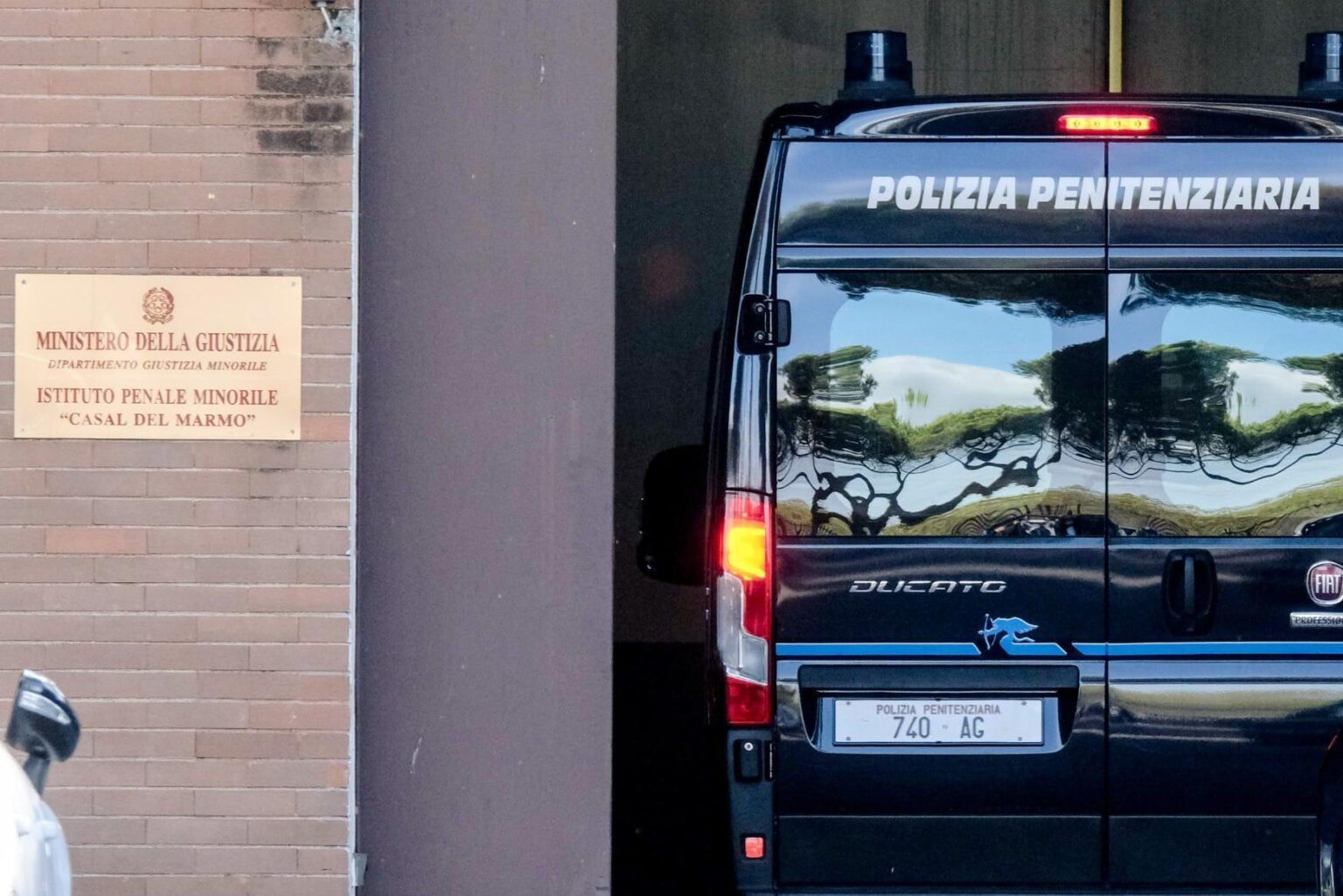 ハサミ、パンチ、平手打ちで睾丸を切る：これがカザール・デル・マルモで警官が未成年者を拷問した方法だ