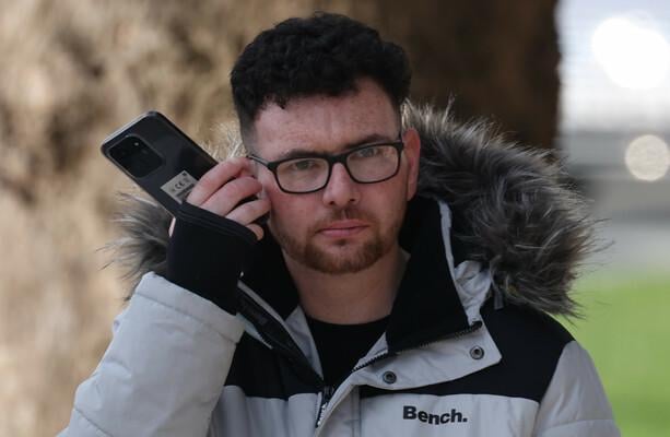 自分が子供の父親ではないと判明した男性にパートナー脅迫罪で執行猶予付き判決