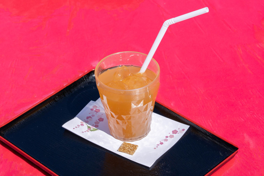 「三室戸寺」のしだれ梅園でひやしあめの画像