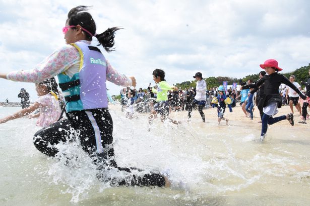早っ！日本最南端の＼夏宣言／　初泳ぎは「ちょっと冷たい」　石垣島で海開き　沖縄