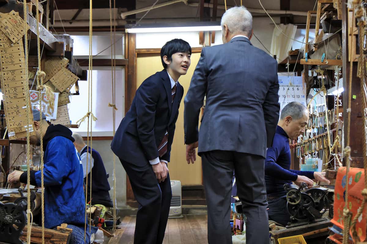 西陣織の工房を見学される秋篠宮ご夫妻の長男、悠仁さま＝2月27日、京都市上京区の佐々木能衣装