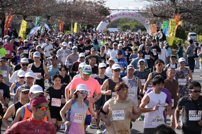 それぞれのペースで完走目指す いとまん平和マラソンがスタート 沖縄 それぞれのペースで完走目指す いとまん平和マラソンがスタート 沖縄