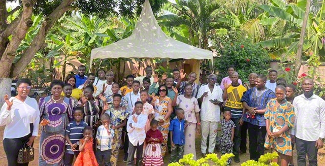 晴れやかにカメラに納まったオブアシ地域本部の友（1日）