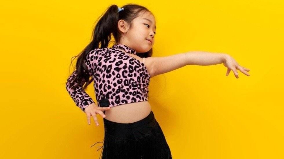 子どものダンスのセクシーな表現やポーズに懸念の声 専門家が警鐘