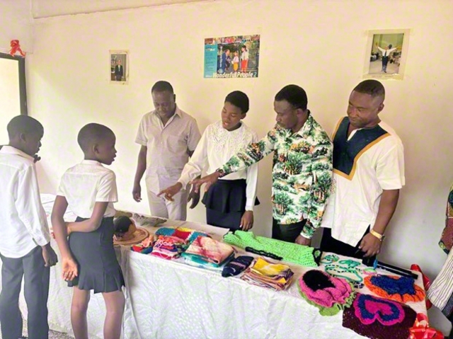 クマシ地域本部で開かれた芸術展。未来部が作った色とりどりの織物が並ぶ（2月28日）