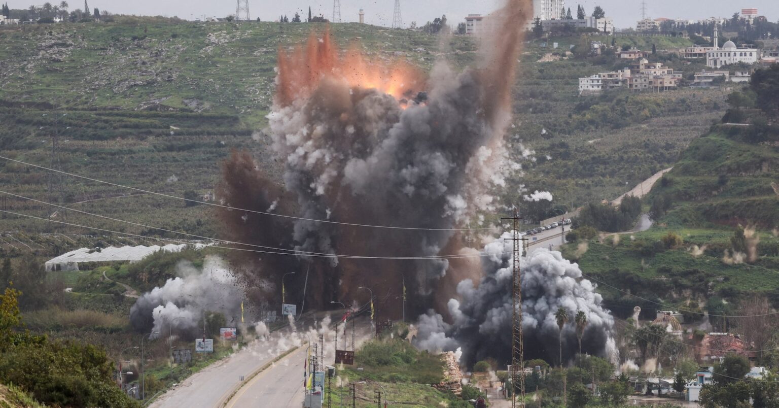 イスラエル、レバノン南部の橋攻撃 国境付近の家屋破壊 | ロイター イスラエル、レバノン南部の橋攻撃 国境付近の家屋破壊 | ロイター