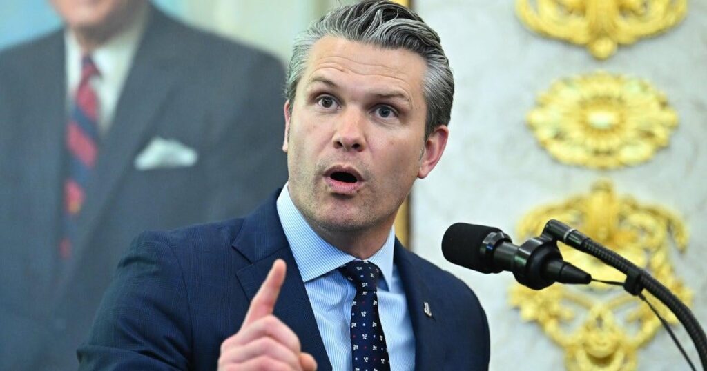 ジョン・スチュワートはピート・ヘグセスの戦争への執着には性的なものがあると考えている - そしてその証拠は目に見えないところに隠されている可能性がある