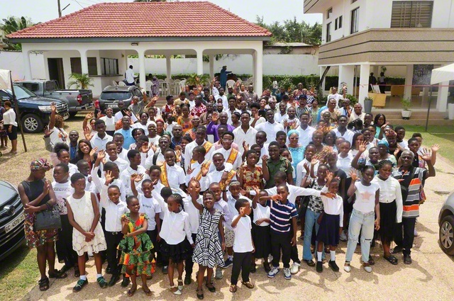 アクラ地域本部の未来部大会の参加者が記念のカメラに納まった（1日）