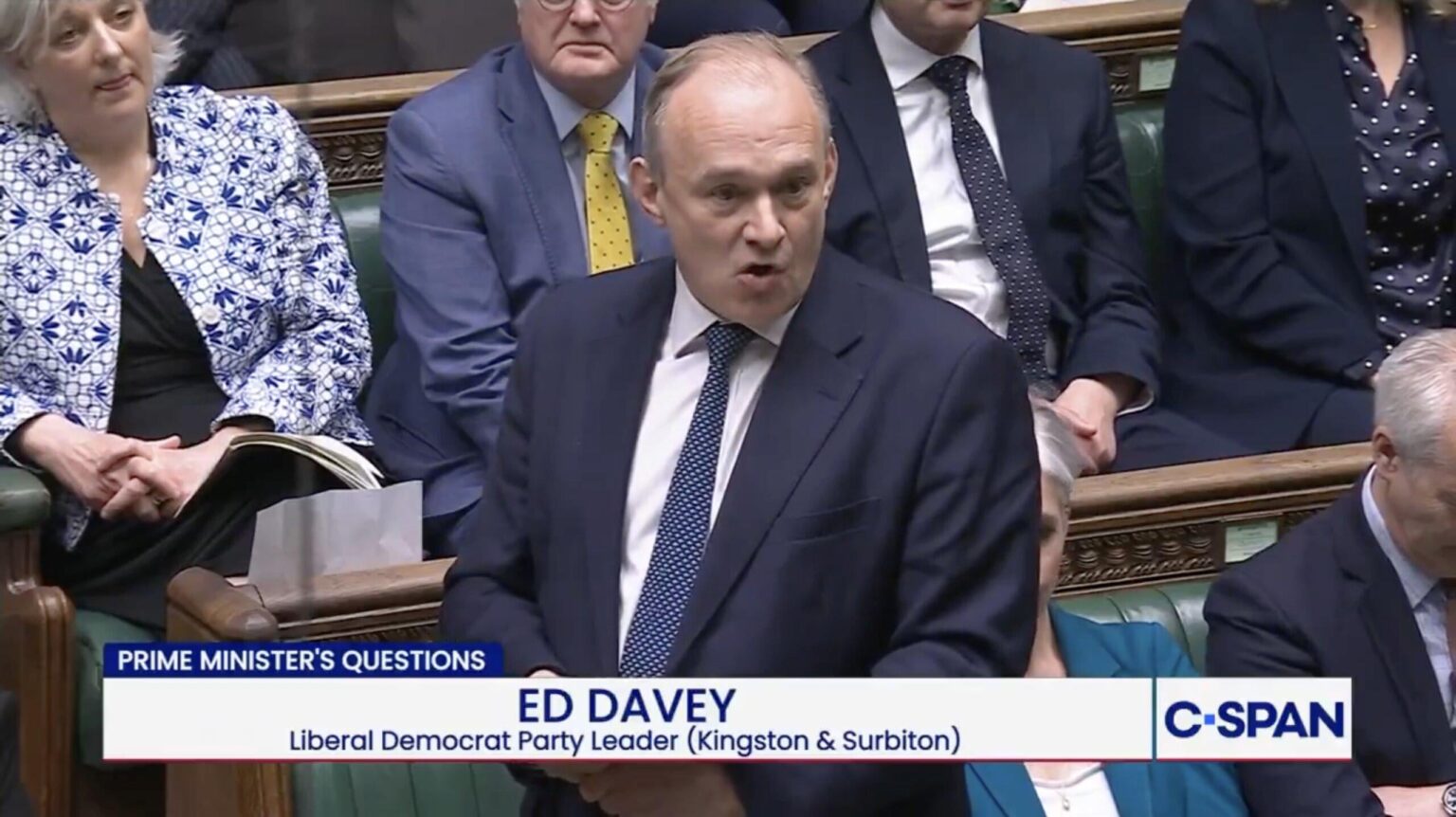 トランプ大統領、英国議員の激しい演説で市場で大きな賭けをするために「仲間に内部情報を与えた」と非難