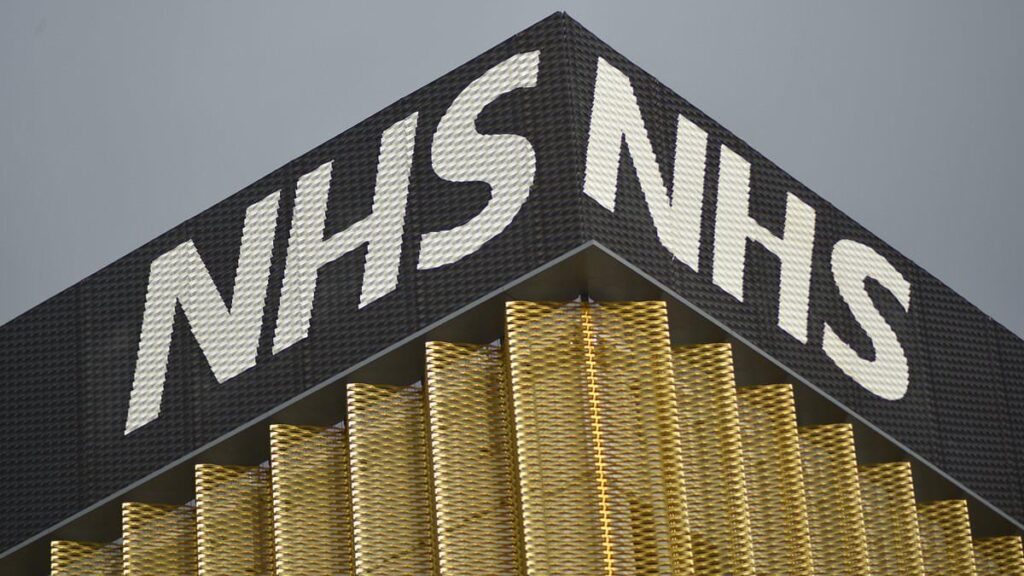 「はったりをしてNHSの上級職に就いた栄養士が、腸がどこにあるのか、胆嚢が何をしているのか、BMIの計算方法を知らないことが同僚にバレて解雇される」