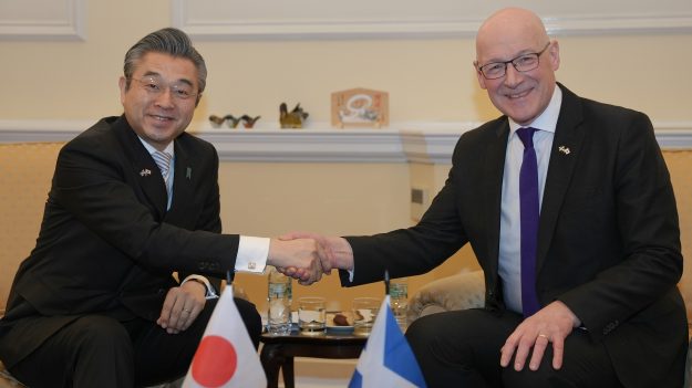 スコットランド自治政府のジョン・スウィニー首席大臣と握手をする鈴木浩駐英国日本大使　Photo: Wikimedia Commons