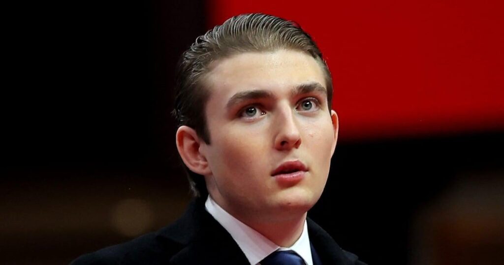 勲章を授与されたシールズ英雄、バロン・トランプ氏に軍への参加を呼びかけ