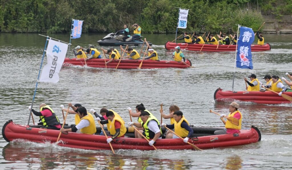 懸命にこぐEボートの参加者=2023年5月21日、下妻市鎌庭の鬼怒川