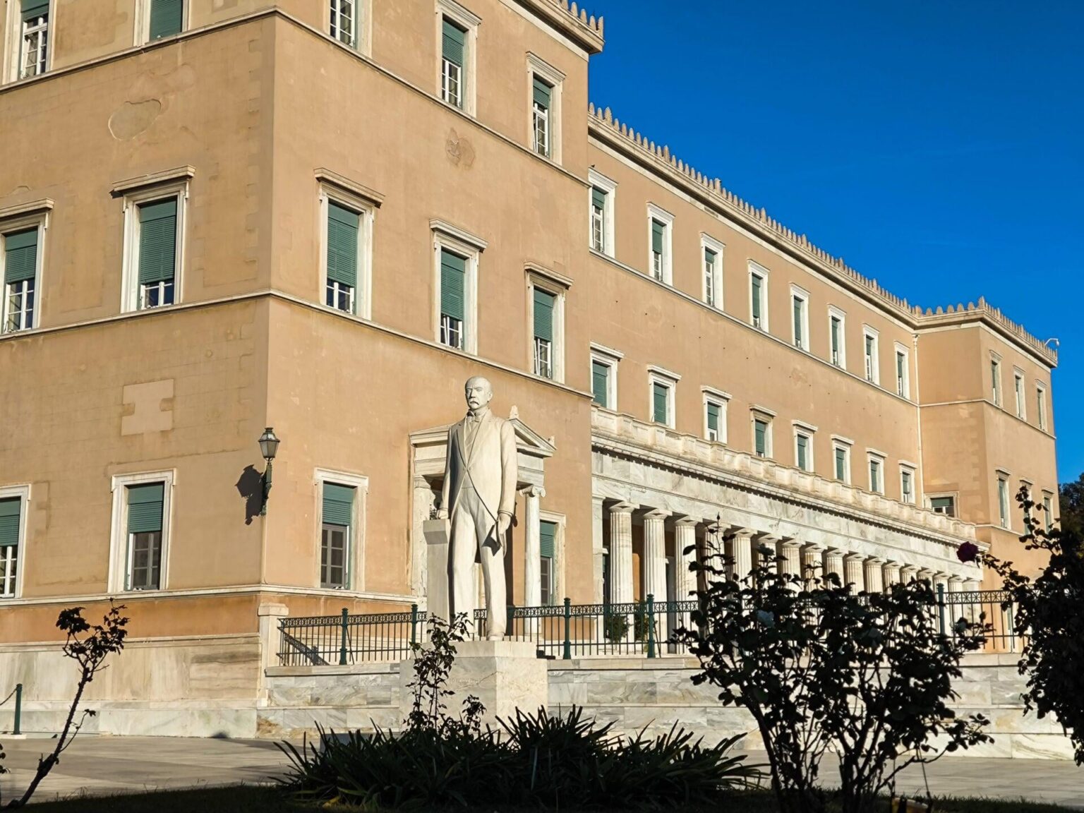 民主主義の低迷：ギリシャは2025年自由民主主義指数で179カ国中52位に後退