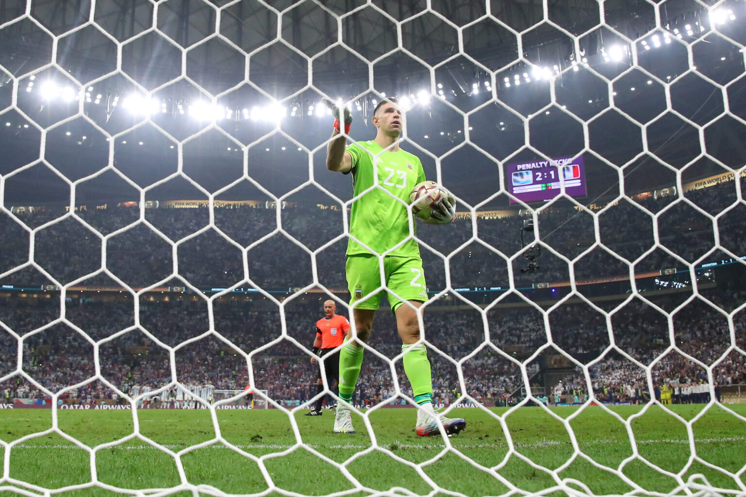 挑発まで計算された「先行逃げ切り型」。アルゼンチン代表GKエミリアーノ・マルティネスに学ぶ、PKをめぐる駆け引きの奥深さ - footballista | フットボリスタ