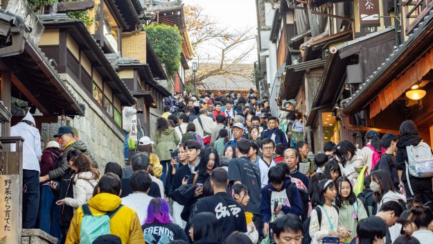 多くの観光客でごった返す京都　Photo by Getty Images