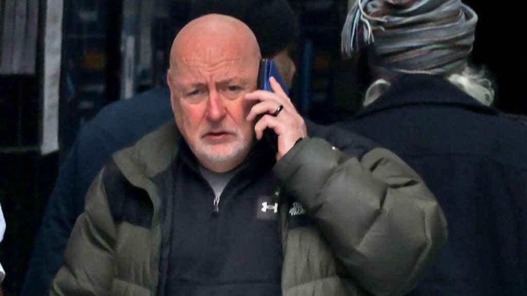 ユニオンジャックを撤去していると誤って労働者をはしごから突き落とした「酔った」愛国者