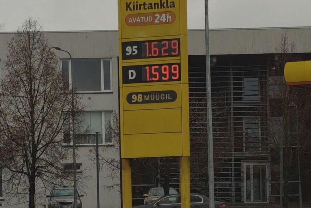 戦争の影響はエストニアのガソリンスタンドにも及び、燃料価格は高騰した